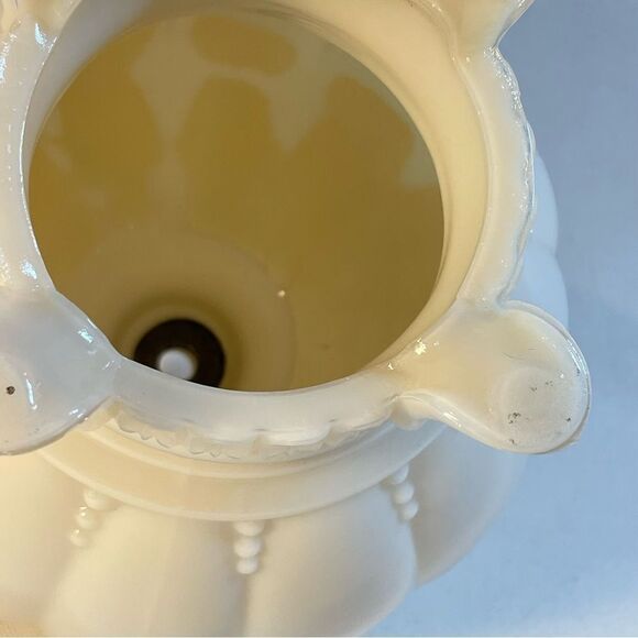 old ivory colored milk glass table lamp, vintage alacite Aladdin lamp shade - Picture 14 of 15